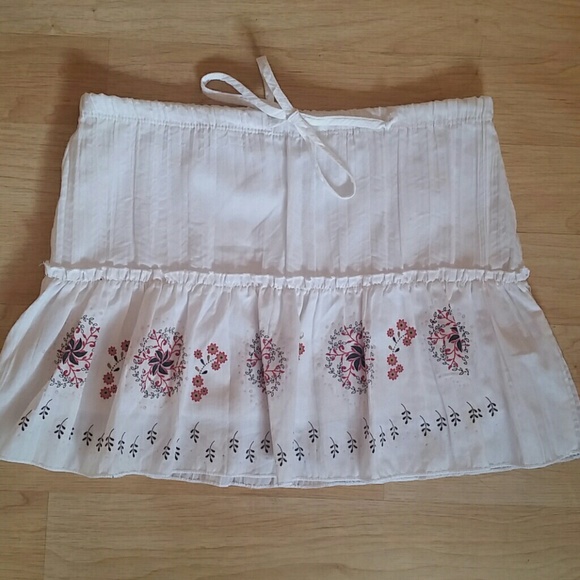 White pleated skirt with patterns