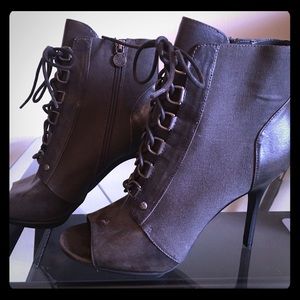 Simply Vera Wang peep-toe bootie