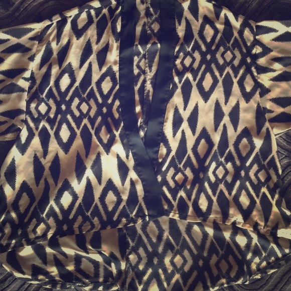 Black and Tan Short Sleeve Kimono - Picture 1 of 4