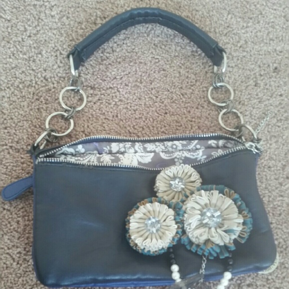 NICOLE LEE Navy & Blue purse w floral details.