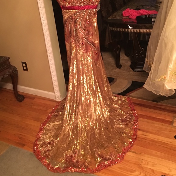 Red-Interlude prom dress size 6 in gold runs small - Picture 3 of 4