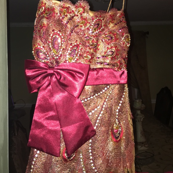 Red-Interlude prom dress size 6 in gold runs small - Picture 4 of 4