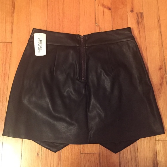 Faux leather assymetrical skirt forever 21 - Picture 2 of 2