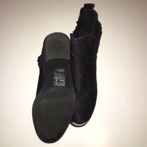 Chelsea Boots with Metal accent - Picture 2 of 2