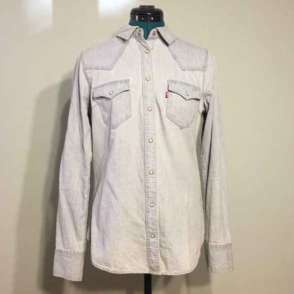 Medium Chambray Levi's Button Down Shirt