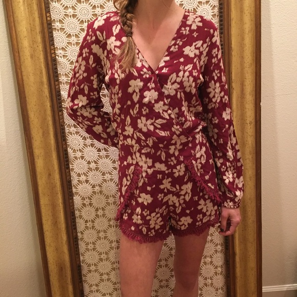 Burgundy floral print romper 🐙 size m
