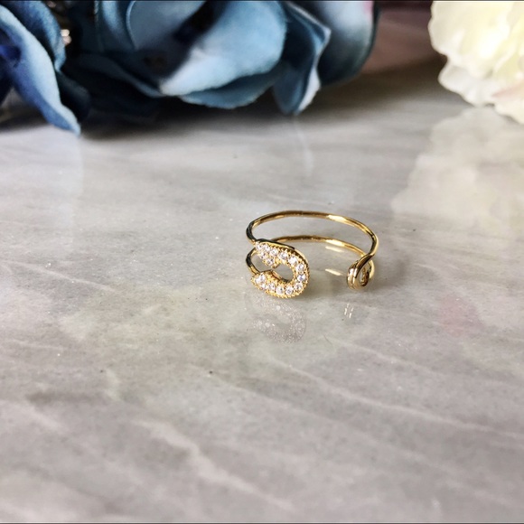 NEW | Safety Pin Ring in gold tone