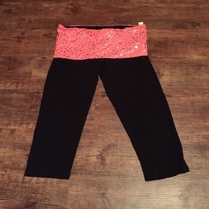 VS PINK CAPRI YOGA PANTS