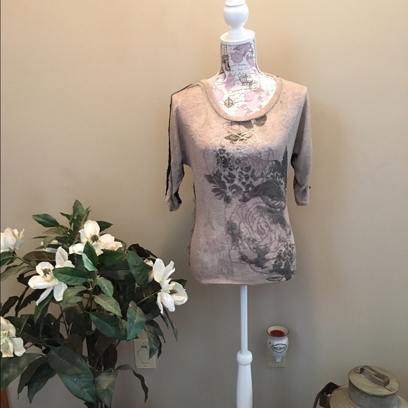 Super cute lace back shirt