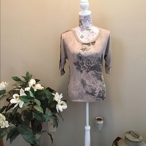 Super cute lace back shirt