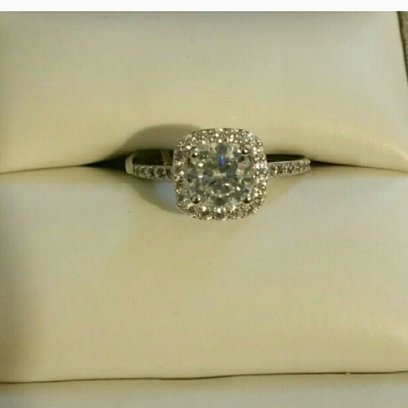 Jewelry - Beautiful fashion ring