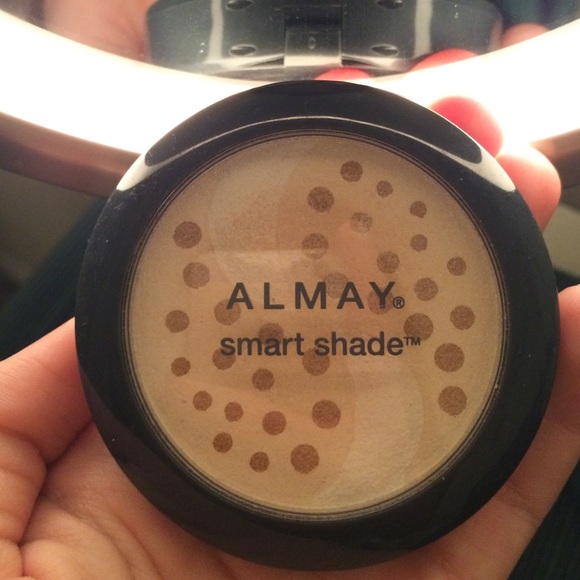 Almay Smart Shade Pressed Powder - Picture 1 of 3
