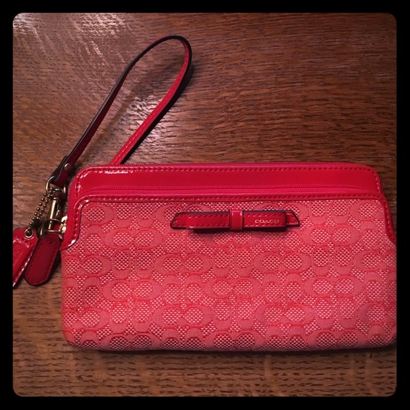 RED COACH WRISTLET IN SMALL SIGNATURE PRINT