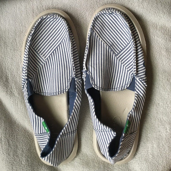 Brand new SANUK shoes