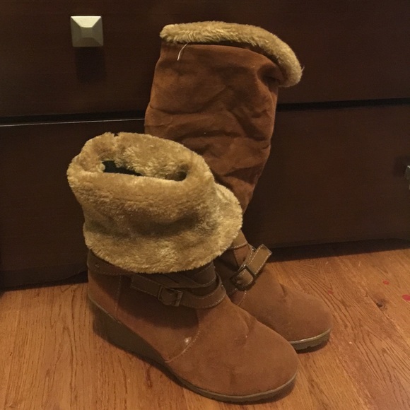 Winter Boots w/ faux fur lining - Picture 1 of 4