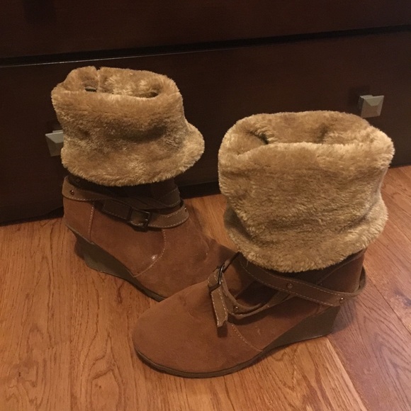 Winter Boots w/ faux fur lining - Picture 2 of 4