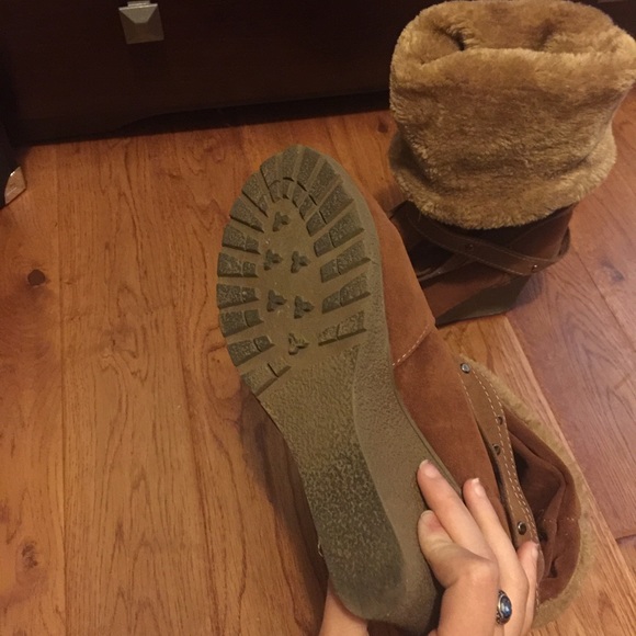 Winter Boots w/ faux fur lining - Picture 3 of 4