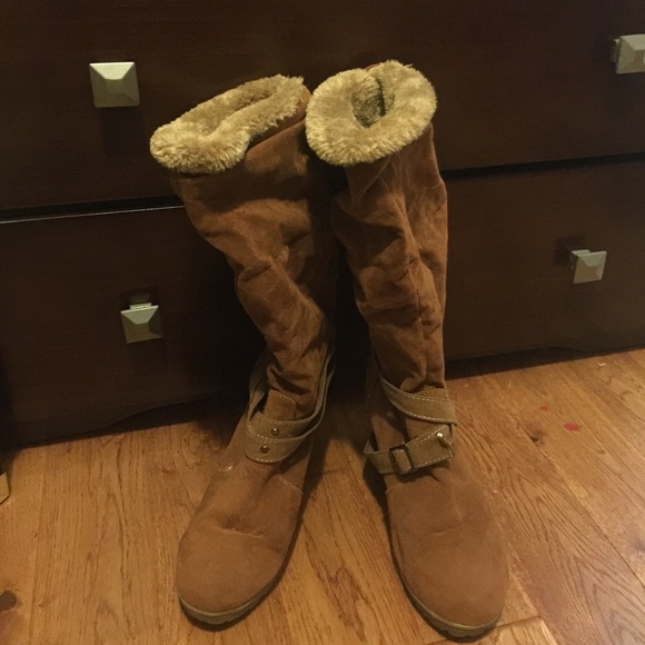 Winter Boots w/ faux fur lining - Picture 4 of 4