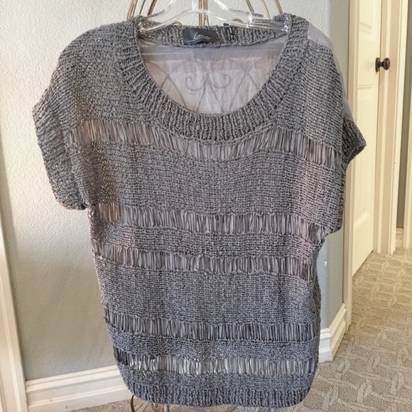 Square cut top w lots of detail