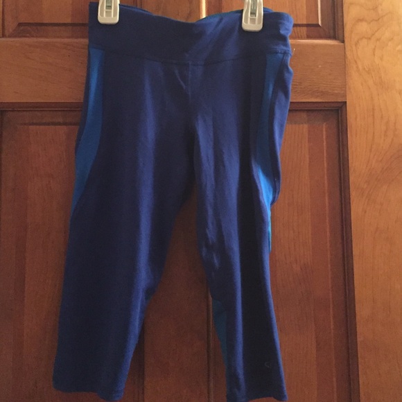 Blue cropped athletic leggings