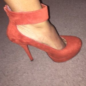 Beautiful Rust & Gold Heels!