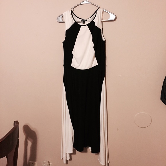 ❌SOLD Black/White Colorblock Dress - Picture 2 of 3