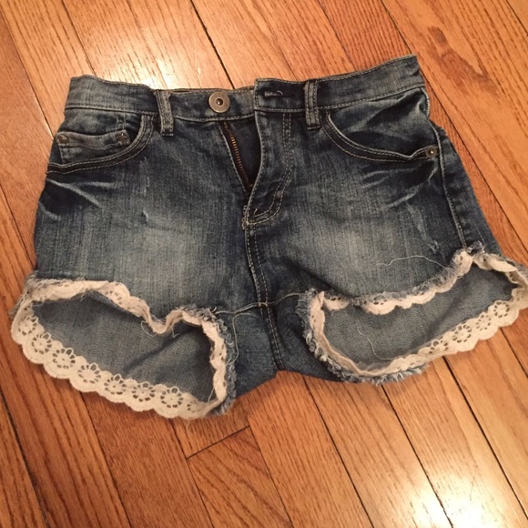 Jean shorts w/lace