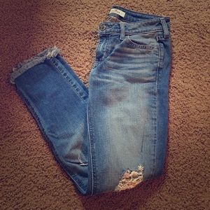 (THATS NOT A STAIN BTW) Hollister capris