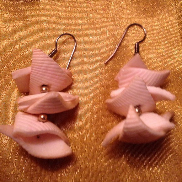 Pink shell earrings - Picture 2 of 4