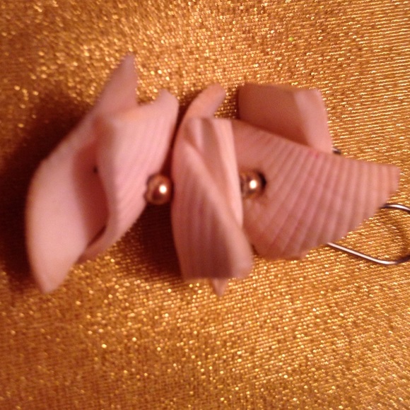 Pink shell earrings - Picture 3 of 4