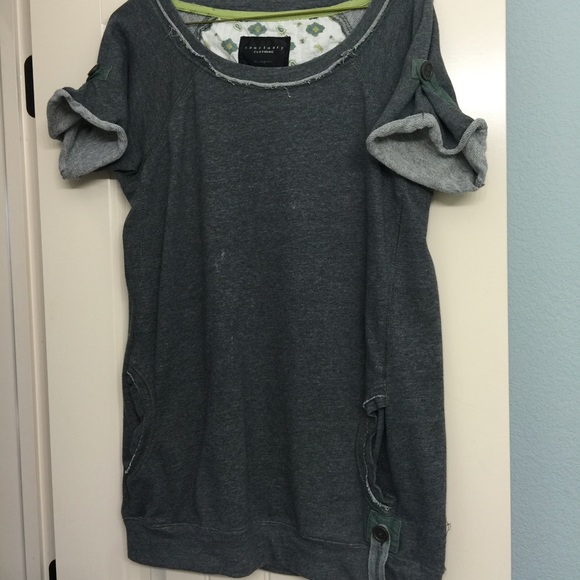 Light weight sweatshirt w button detail