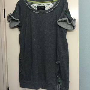 Light weight sweatshirt w button detail