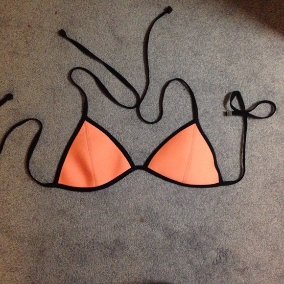 Authentic triangl Chloe top medium