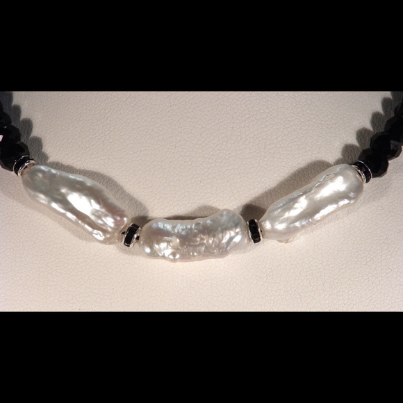 Elegant Black Crystal Necklace with Biwa Pearls. - Picture 2 of 4