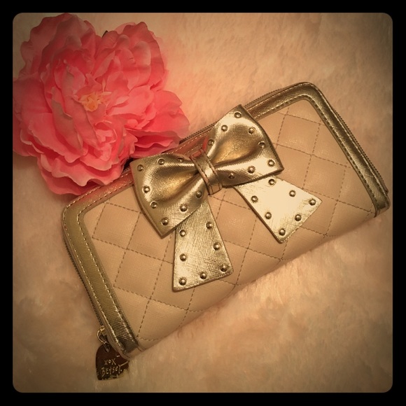 🎀Betsey Johnson GUC cream gold bow wallet💕💖