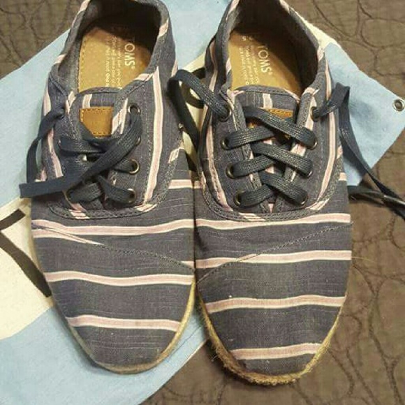 Lace up TOMS