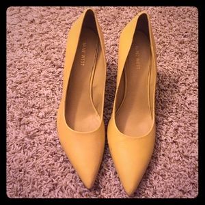 Yellow Nine West pumps!