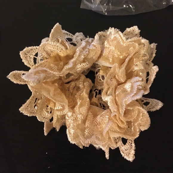 Hair tie with lace