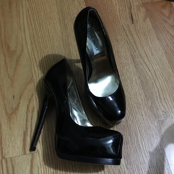 Black pumps