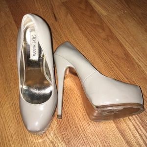 Nude pumps worn once