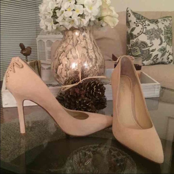 Enzo Engiolini cream suede pumps