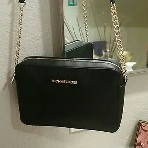 🔴🎉SALE 🔴🎉Authentic Michael Kors crossbody