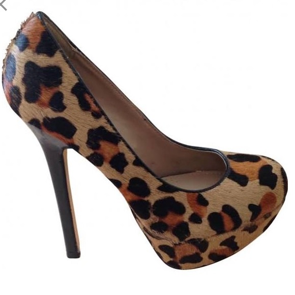 Steve Madden cheetah print Closed toed heals.