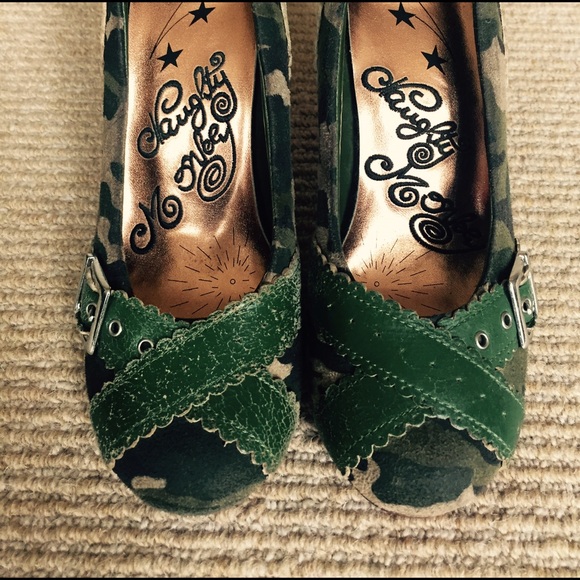 Camouflage heels with buckles