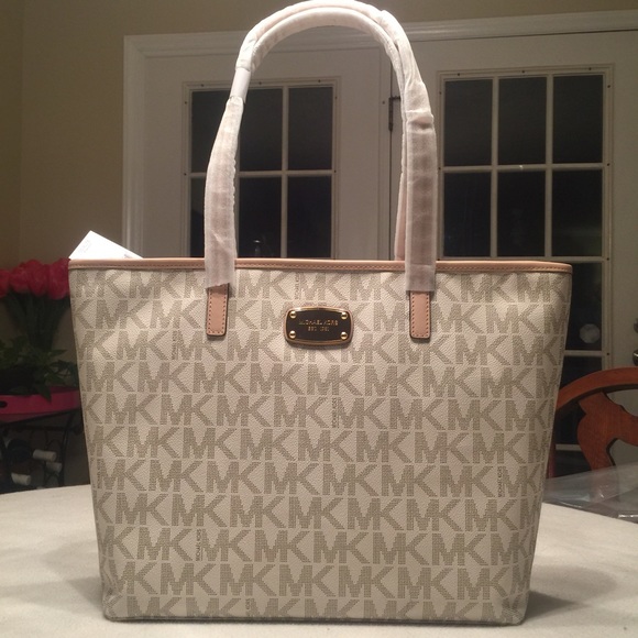 Michael Kors Handbags - AUTHENTIC Michael Kors Signature Bag