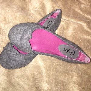 Super cute flats. Only worn once. Comfy! Size 8
