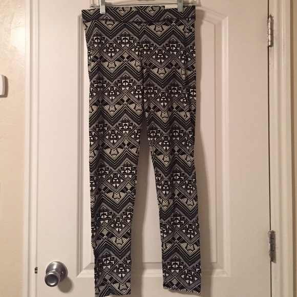 NWT VS PINK Aztec leggings