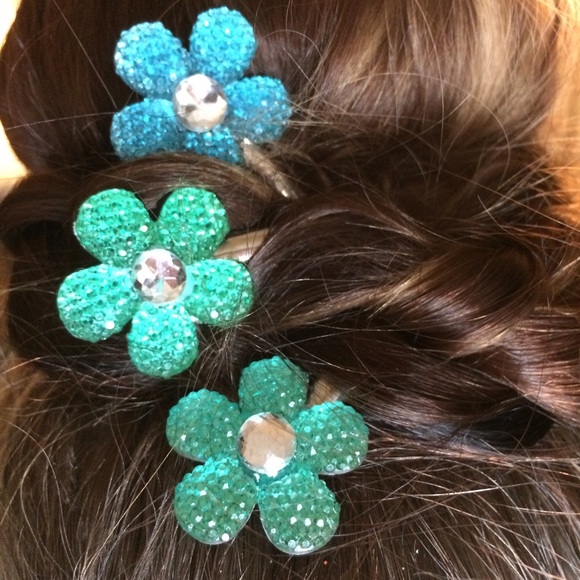 Accessories - Blue & green crystal like flower clips