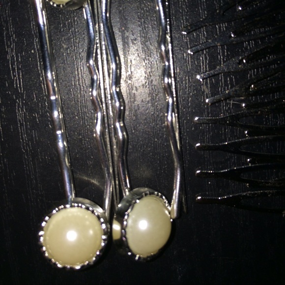 4 pearl bobby pins - Picture 3 of 3