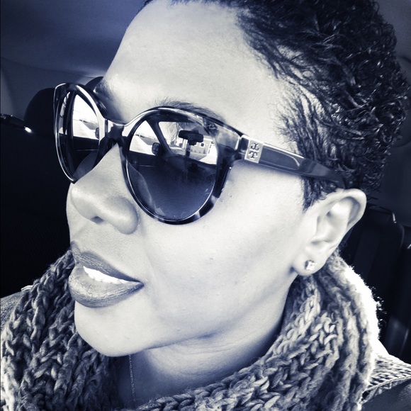 Meet your posher!! - Picture 2 of 4